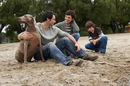 simsearch:700-03719343,k - Famille avec chien sur la plage Photographie de stock - Premium Libres de Droits, Code: 600-01123679