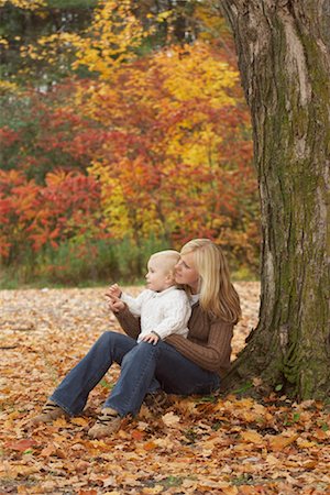 sitting under tree - Mère et fils en plein air Photographie de stock - Premium Libres de Droits, Code: 600-01163357