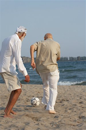 simsearch:700-00549130,k - Hommes jouant au Soccer sur la plage Photographie de stock - Premium Libres de Droits, Code: 600-01163377