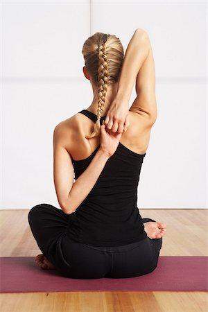 simsearch:700-00270378,k - Woman Practicing Yoga Photographie de stock - Premium Libres de Droits, Code: 600-01163758