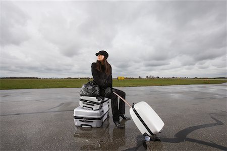 Femme attendant à l'aéroport Photographie de stock - Premium Libres de Droits, Code: 600-01174027