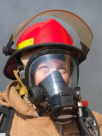 simsearch:700-06758378,k - Portrait de pompier à travers la fumée Photographie de stock - Premium Libres de Droits, Code: 600-01172195