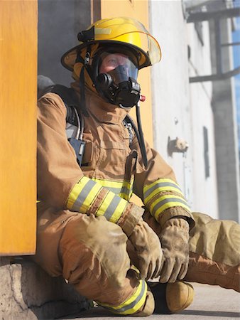 simsearch:700-06758378,k - Pompier dans l'embrasure de la porte du bâtiment enfumé Photographie de stock - Premium Libres de Droits, Code: 600-01172218