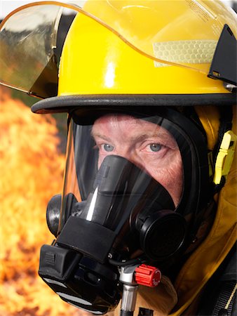 simsearch:700-06758378,k - Portrait de pompier Photographie de stock - Premium Libres de Droits, Code: 600-01172242