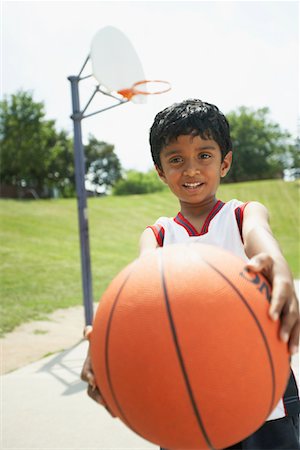 simsearch:632-06317210,k - Boy Holding Basketball Foto de stock - Sin royalties Premium, Código: 600-01173608