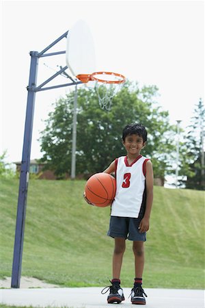 simsearch:632-06317210,k - Boy Holding Basketball Foto de stock - Sin royalties Premium, Código: 600-01173609