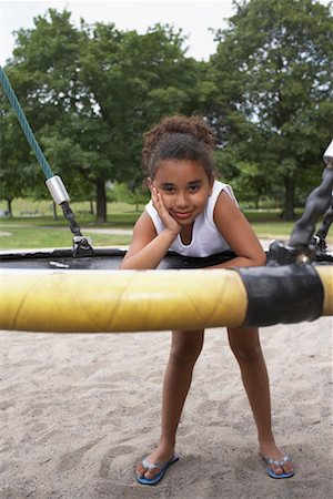 Jeune fille se penchant sur la balançoire Photographie de stock - Premium Libres de Droits, Code: 600-01173624