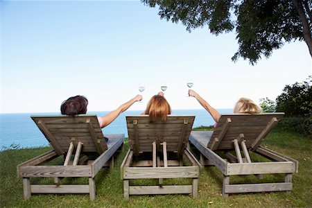 simsearch:614-07806346,k - Women Sitting Outdoors and Drinking Wine Foto de stock - Sin royalties Premium, Código: 600-01173740
