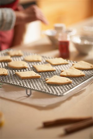 simsearch:600-01838228,k - Cookies on Cooling Rack Stock Photo - Premium Royalty-Free, Code: 600-01183010