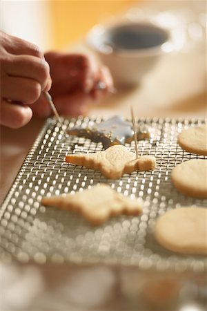 simsearch:600-01838228,k - Cookies on Cooling Rack Stock Photo - Premium Royalty-Free, Code: 600-01183011