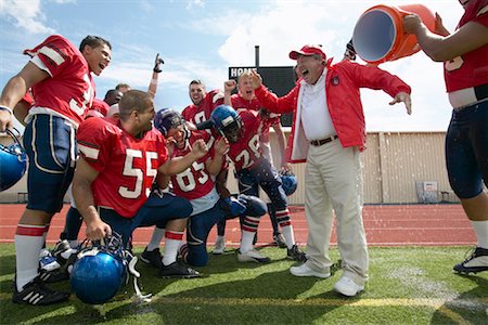 simsearch:700-00560529,k - Verser l'eau sur l'entraîneur des joueurs de football Photographie de stock - Premium Libres de Droits, Code: 600-01196447