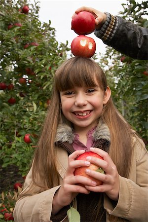 family apple orchard - Children in Apple Orchard Photographie de stock - Premium Libres de Droits, Code: 600-01196569