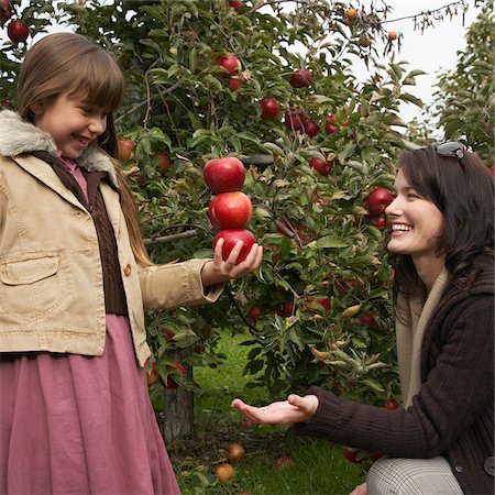 family apple orchard - Mother and Daughter in Apple Orchard Photographie de stock - Premium Libres de Droits, Code: 600-01196579