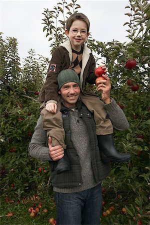 family apple orchard - Father and Son in Apple Orchard Photographie de stock - Premium Libres de Droits, Code: 600-01196586
