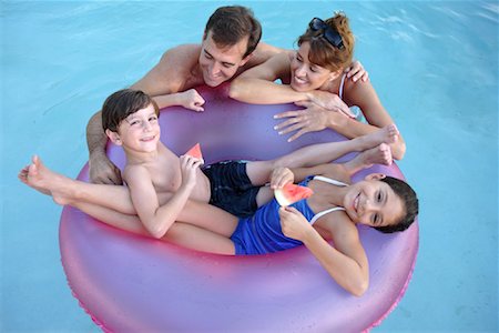 simsearch:700-03067841,k - Famille en piscine Photographie de stock - Premium Libres de Droits, Code: 600-01199318