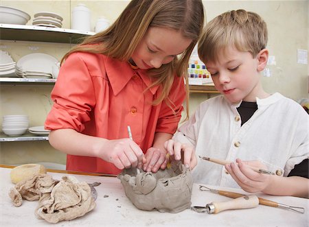 Children in Pottery Studio Foto de stock - Sin royalties Premium, Código: 600-01200379