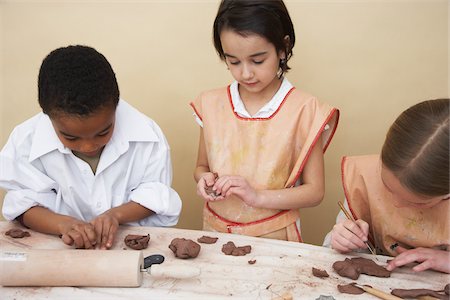 Children in Pottery Studio Foto de stock - Sin royalties Premium, Código: 600-01200406