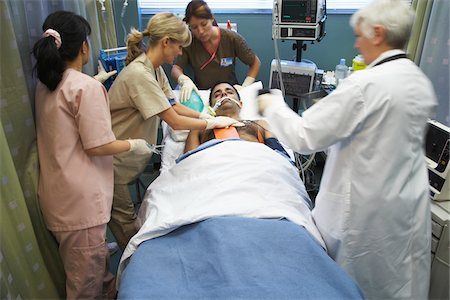 Doctor and Nurses Tending to Patient Foto de stock - Sin royalties Premium, Código: 600-01223665