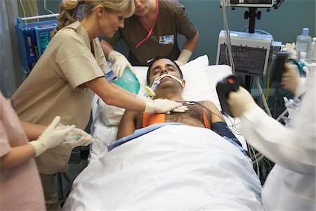 emergency room - Doctor and Nurses Tending to Patient Foto de stock - Sin royalties Premium, Código: 600-01223666