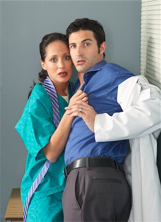 expressions of fear - Doctor and Nurse Caught Kissing Foto de stock - Sin royalties Premium, Código: 600-01236139