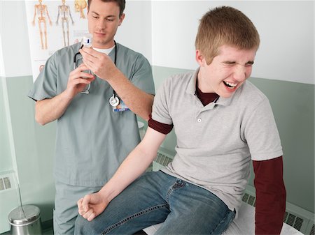 doctor examining boy - Boy Getting Injection Photographie de stock - Premium Libres de Droits, Code: 600-01236189