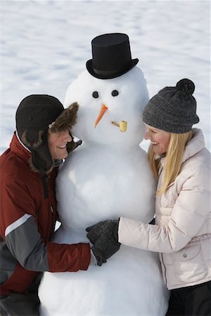 simsearch:600-01248341,k - Couple Hugging Snowman Foto de stock - Sin royalties Premium, Código: 600-01248344