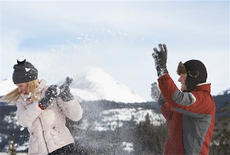 simsearch:600-01248341,k - Couple Having Snowball Fight Foto de stock - Sin royalties Premium, Código: 600-01248363