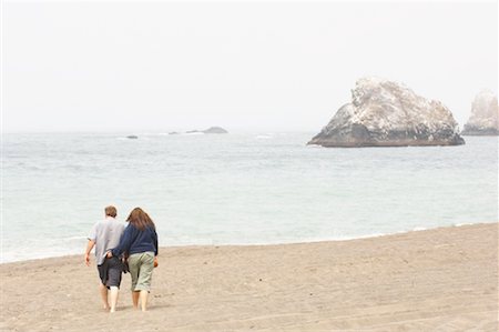 simsearch:600-06752300,k - Couple Walking on Beach, Sonoma Coast, California, USA Stock Photo - Premium Royalty-Free, Code: 600-01248419