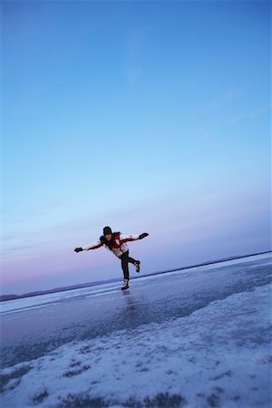 Femme patinage sur le lac gelé Photographie de stock - Premium Libres de Droits, Code: 600-01248841