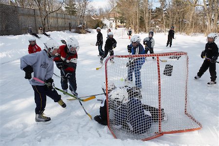 simsearch:600-02056036,k - Children Playing Hockey Foto de stock - Sin royalties Premium, Código: 600-01248872