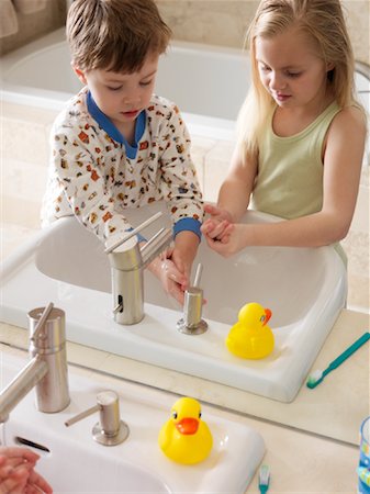 family bathroom mirror - Children Washing Hands Foto de stock - Sin royalties Premium, Código: 600-01260386