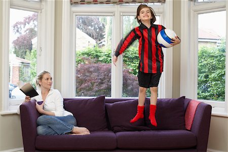 family playing football - Mère et fille sur le canapé Photographie de stock - Premium Libres de Droits, Code: 600-01374112