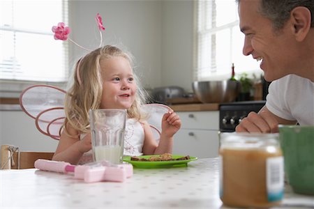 family eating cereal - Fille et le père manger petit déjeuner Photographie de stock - Premium Libres de Droits, Code: 600-01374136