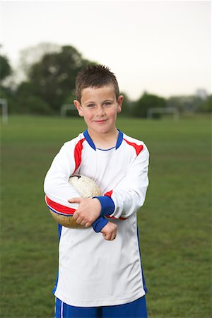soccer player holding ball - Portrait du joueur de football Photographie de stock - Premium Libres de Droits, Code: 600-01374798