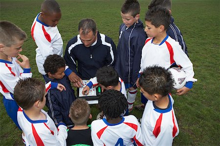 soccer player holding ball - Joueurs de soccer avec Coach Photographie de stock - Premium Libres de Droits, Code: 600-01374812