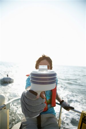 explorer - Man Holding Object on Boat Foto de stock - Sin royalties Premium, Código: 600-01378724