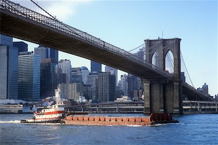 simsearch:600-03738427,k - Barge Passing Under Brooklyn Bridge, New York City, New York, USA Foto de stock - Sin royalties Premium, Código: 600-01378755