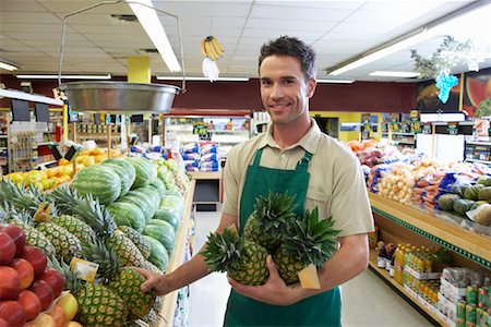 photo of grocery clerk - Portrait d'étagères de stockage associé des ventes dans les épiceries Photographie de stock - Premium Libres de Droits, Code: 600-01429302