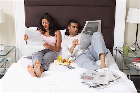 domingo por la mañana - Couple Relaxing in Bed Foto de stock - Sin royalties Premium, Código: 600-01463655