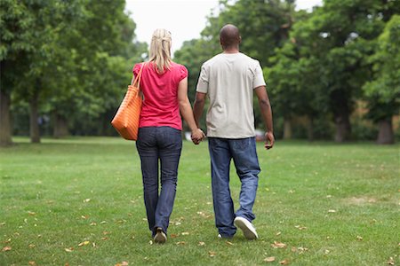 Couple Walking in Park Foto de stock - Sin royalties Premium, Código: 600-01540659