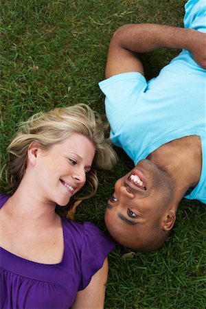 Couple Lying in Grass Foto de stock - Sin royalties Premium, Código: 600-01540651