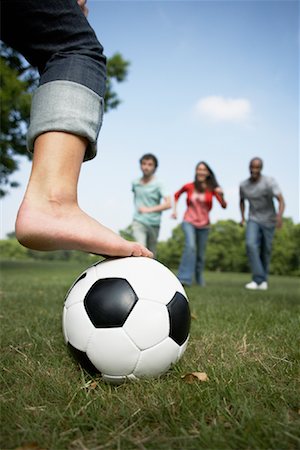 Friends Playing Soccer Foto de stock - Sin royalties Premium, Código: 600-01540706