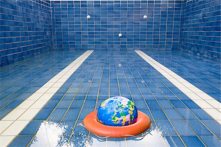 simsearch:600-03644927,k - Earth and Life Preserver in Empty Swimming Pool Photographie de stock - Premium Libres de Droits, Code: 600-01575599