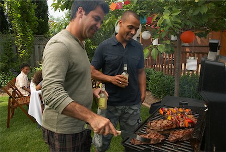 family dinner garden - Men at Barbecue Foto de stock - Sin royalties Premium, Código: 600-01571862