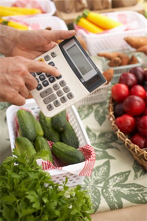 simsearch:614-06169178,k - Grocer Using Calculator Stock Photo - Premium Royalty-Free, Code: 600-01586365