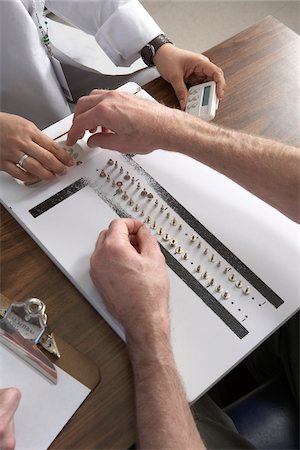 simsearch:700-02700162,k - Doctor Testing Patient with Purdue Pegboard Dexterity Test Foto de stock - Sin royalties Premium, Código: 600-01595850