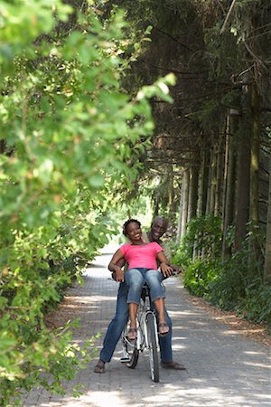 Couple à cheval sur le vélo Photographie de stock - Premium Libres de Droits, Code: 600-01605919