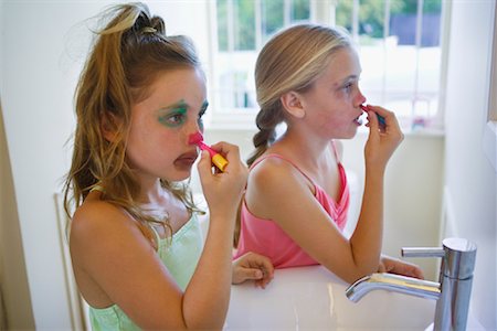 family bathroom mirror - Girls Applying Clown Make-up Foto de stock - Sin royalties Premium, Código: 600-01603927