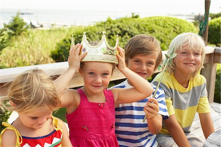 simsearch:695-05768235,k - Children at Birthday Party Stock Photo - Premium Royalty-Free, Code: 600-01614144