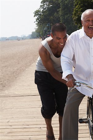 Père de fils poussant la bicyclette Photographie de stock - Premium Libres de Droits, Code: 600-01616627